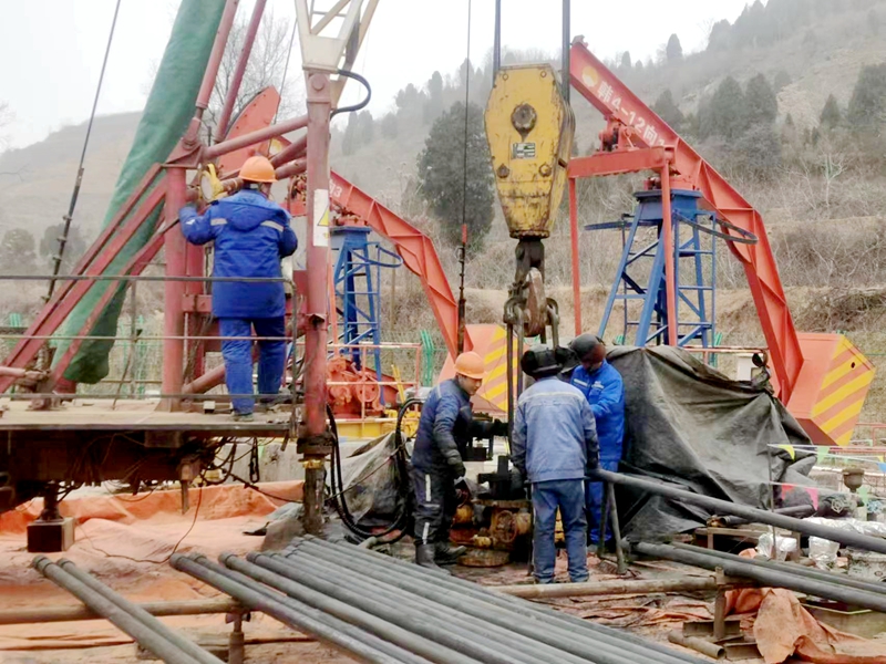  2月19日，油气技术服务公司韩城中石油煤层气修井项目人员正在紧张施工。（竹树虎摄）.jpg