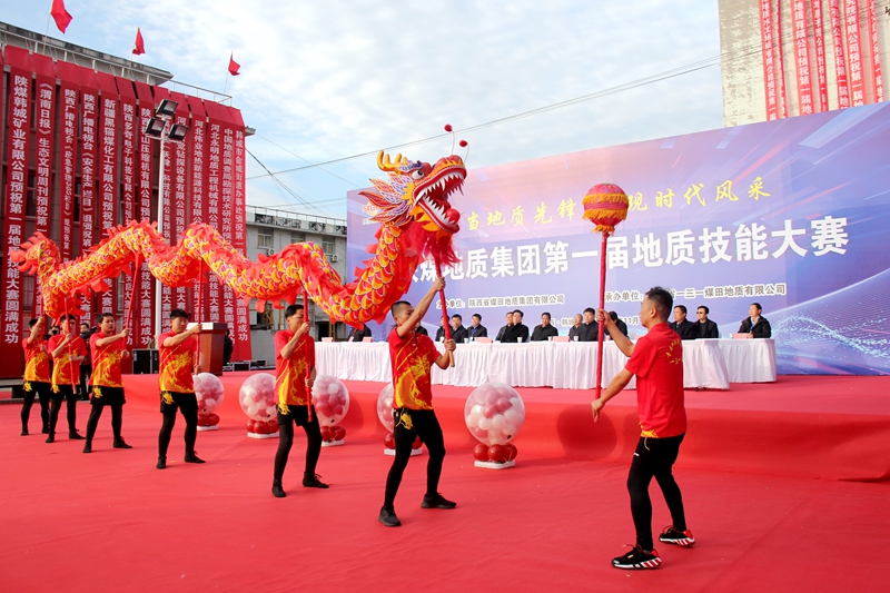 舞龙表演1（摄影：徐久容）.JPG