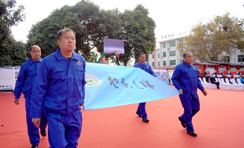 劳模护送赛旗（摄影：徐久容）.jpg