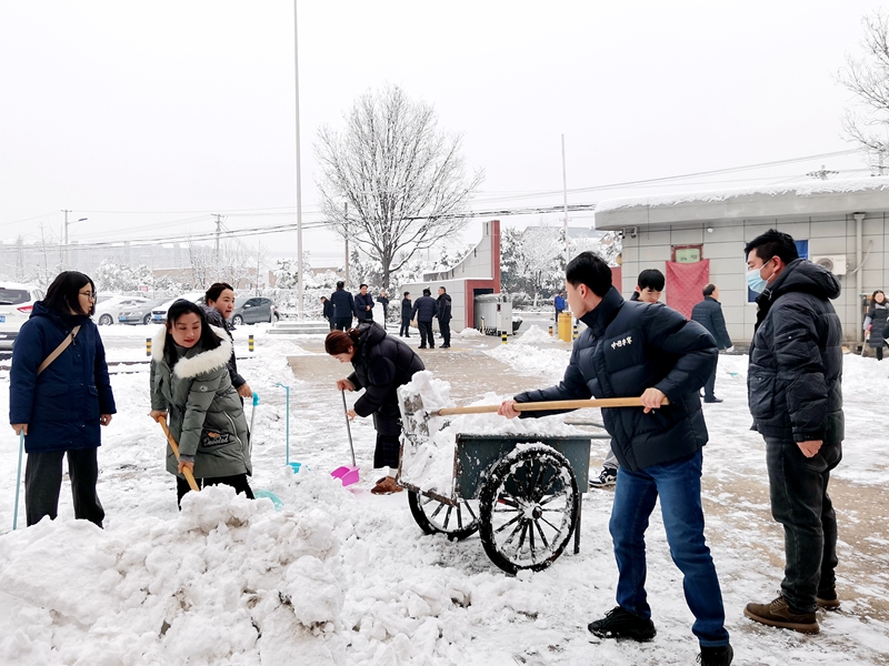 机关人员清扫大院积雪（摄影：徐久容）.jpg