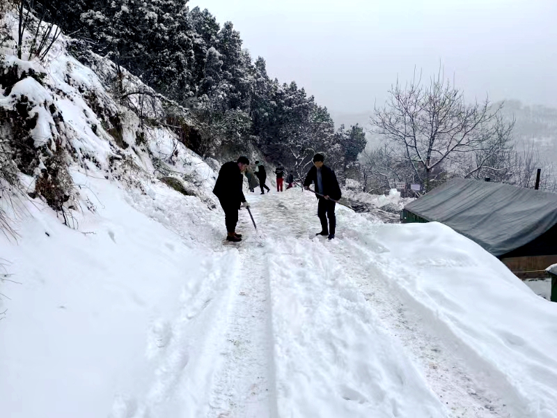 象山项目清扫路面积雪（摄影：李宇刚）.jpg