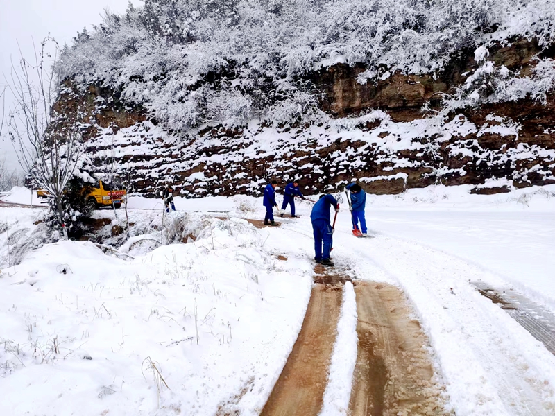 临汾项目清扫路面积雪（任长博）.jpg