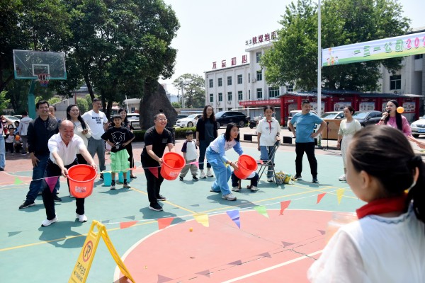 301748571590823079.jpeg 5月25日,一三一公司举办了以“共享阳光·共助成长”为主题的“六一”特别关爱活动,省能源化学地质工会女工委主任刘燕莉等参加活动。(李美茹) (8).jpg